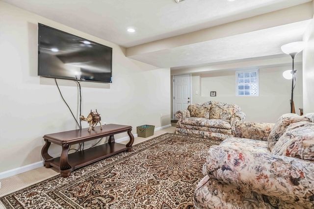 1 Toni Dr, Bellingham, MA 02019