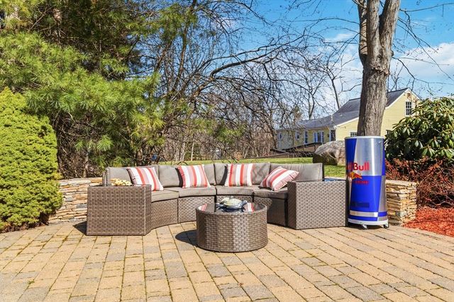 1 Toni Dr, Bellingham, MA 02019