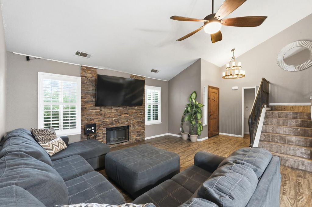 Image 3 of property listing at 8735 N Cedar Avenue # 151, Fresno, CA 93720