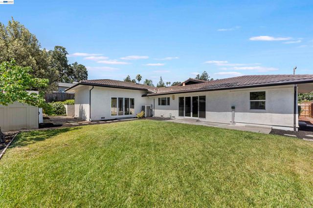 3727 Northridge Dr, Concord, CA 94518