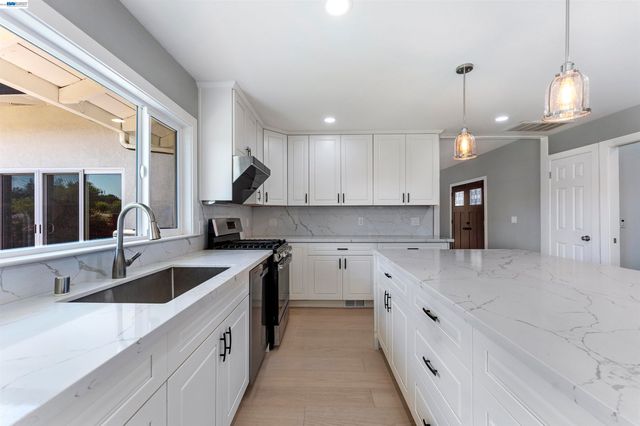 3727 Northridge Dr, Concord, CA 94518