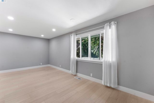 3727 Northridge Dr, Concord, CA 94518