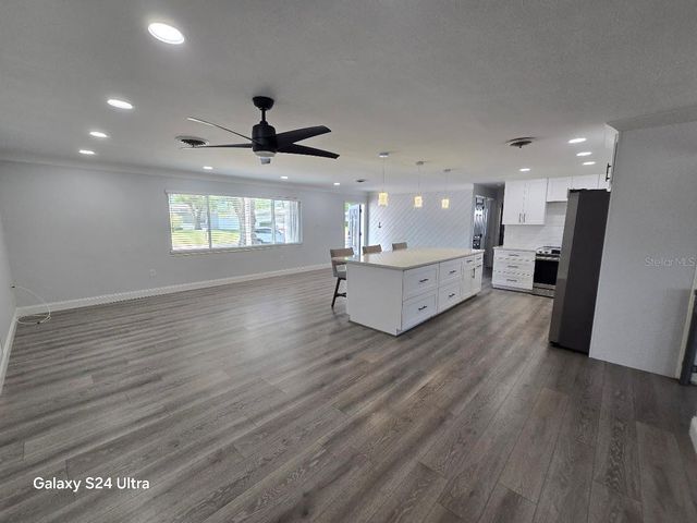 5942 52ND AVENUE N, Kenneth City, FL 33709