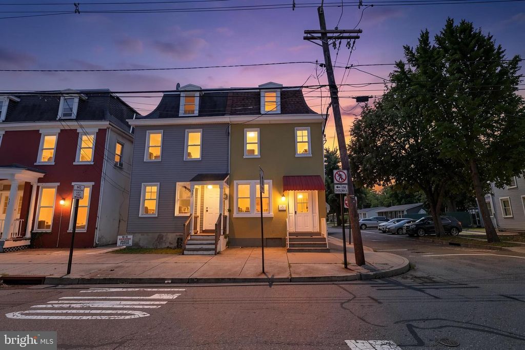 348 E BROAD ST, Burlington, NJ 08016