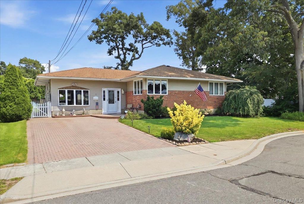 2 6th Avenue, Farmingdale, NY 11735 — exterior