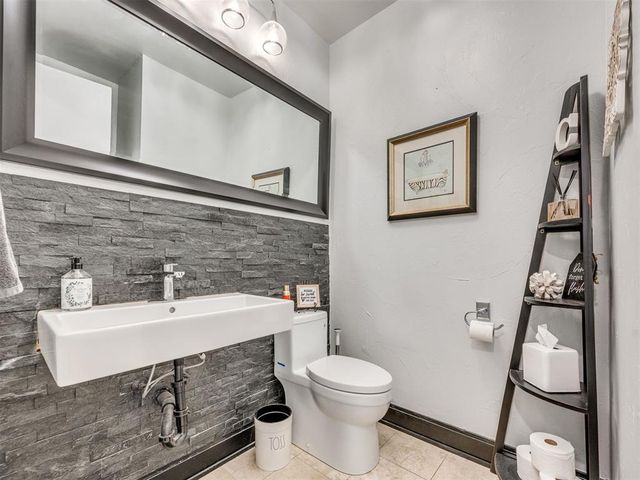 2004 Oak Valley Circle, Edmond, OK 73025
