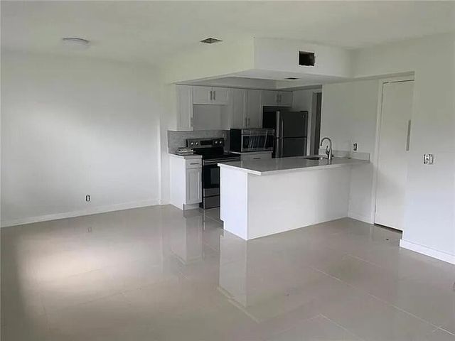 5702 NW 21ST Street 32-B, Lauderhill, FL 33313