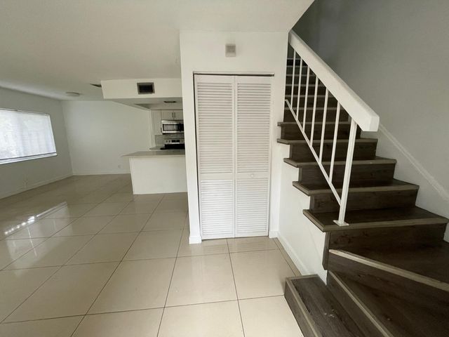5702 NW 21ST Street 32-B, Lauderhill, FL 33313