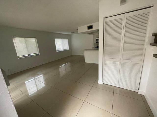 5702 NW 21ST Street 32-B, Lauderhill, FL 33313