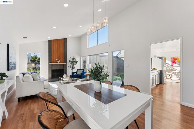 1034 Trellis Ln, Alameda, CA 94502