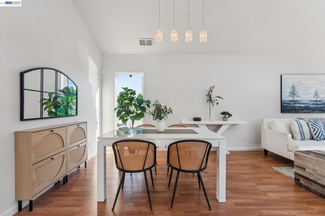 1034 Trellis Ln, Alameda, CA 94502