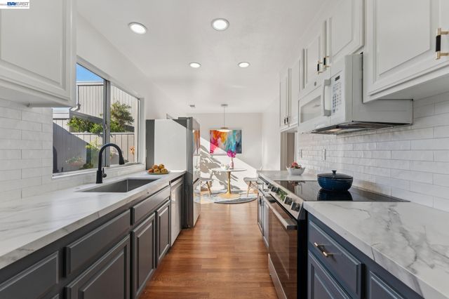 1034 Trellis Ln, Alameda, CA 94502