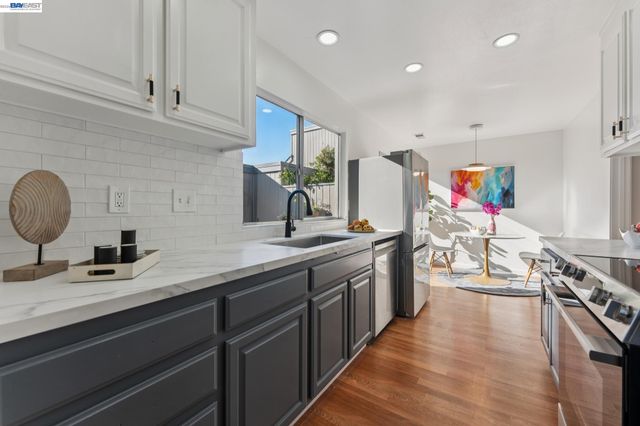 1034 Trellis Ln, Alameda, CA 94502