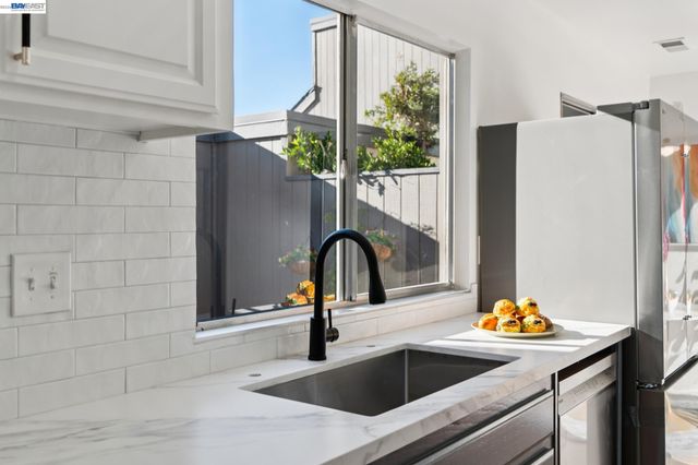 1034 Trellis Ln, Alameda, CA 94502