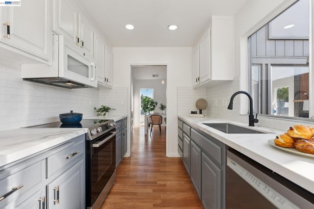 1034 Trellis Ln, Alameda, CA 94502