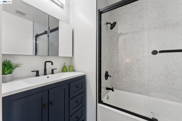 1034 Trellis Ln, Alameda, CA 94502