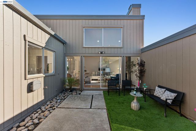 1034 Trellis Ln, Alameda, CA 94502