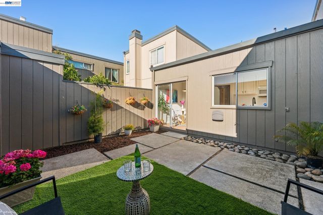 1034 Trellis Ln, Alameda, CA 94502