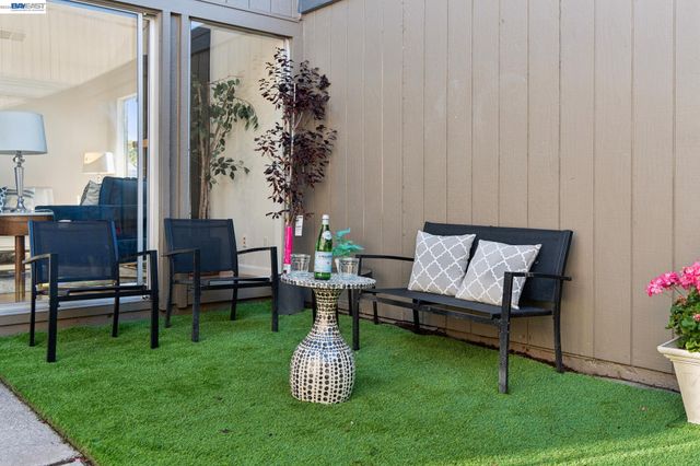 1034 Trellis Ln, Alameda, CA 94502
