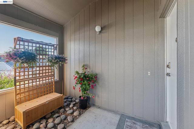 1034 Trellis Ln, Alameda, CA 94502