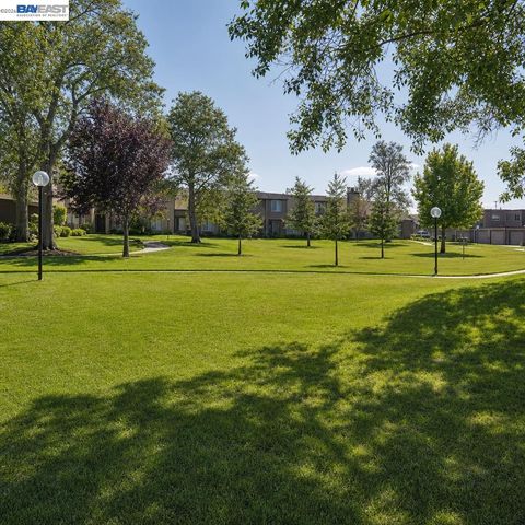 1034 Trellis Ln, Alameda, CA 94502