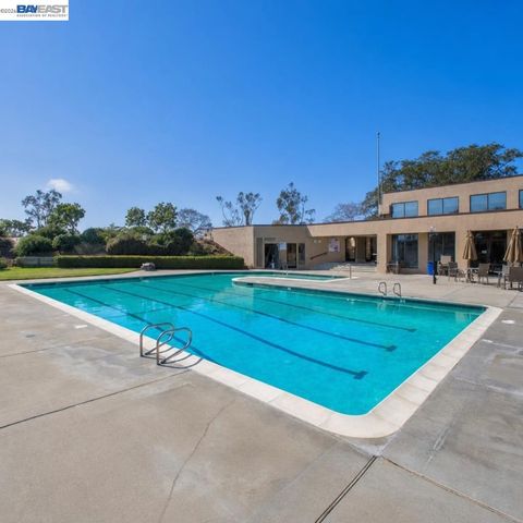 1034 Trellis Ln, Alameda, CA 94502
