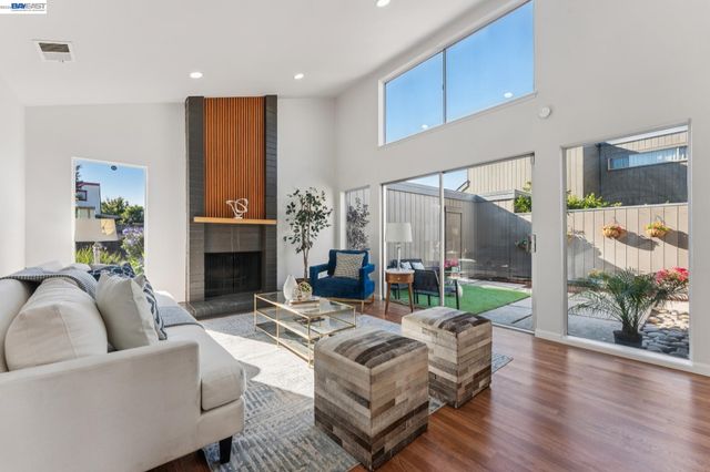 1034 Trellis Ln, Alameda, CA 94502