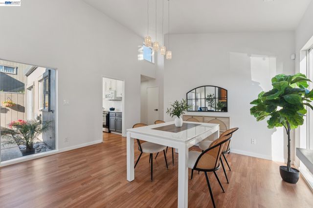 1034 Trellis Ln, Alameda, CA 94502