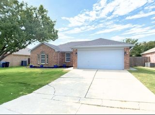 3913 Periwinkle Drive, Fort Worth, TX 76137