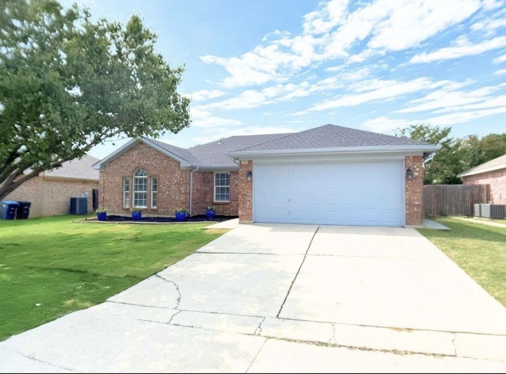 3913 Periwinkle Drive, Fort Worth, TX 76137