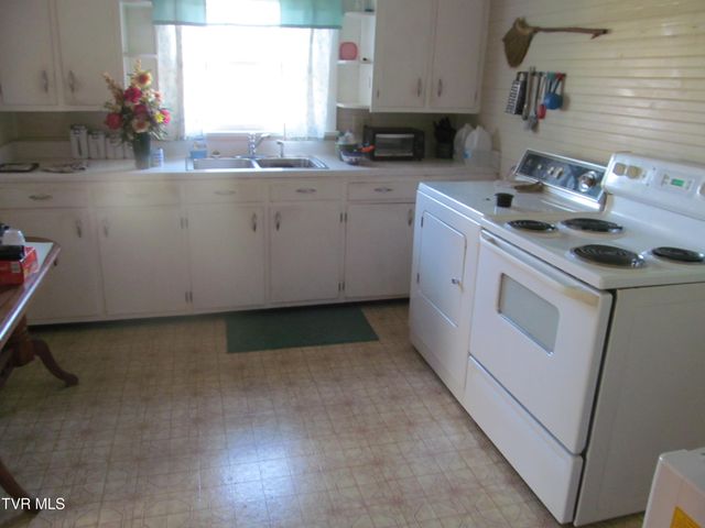 90 Lake Meadow Drive, Gray, TN 37615