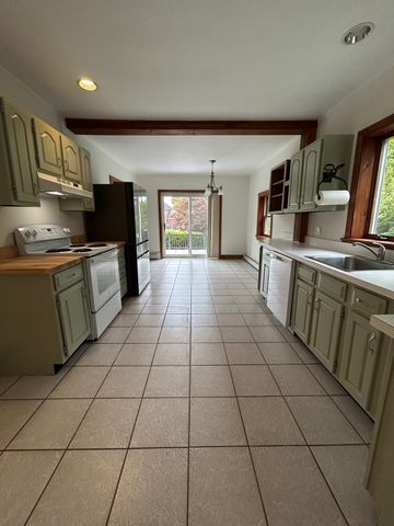 4 Great Road R, Bedford, MA 01730