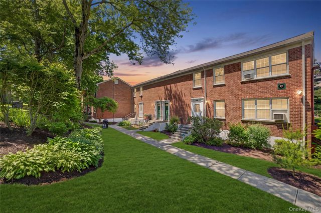 17 Fieldstone Drive 151, Hartsdale, NY 10530