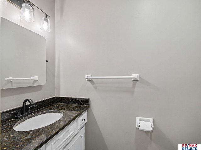 11426 Grand Circle, Omaha, NE 68164