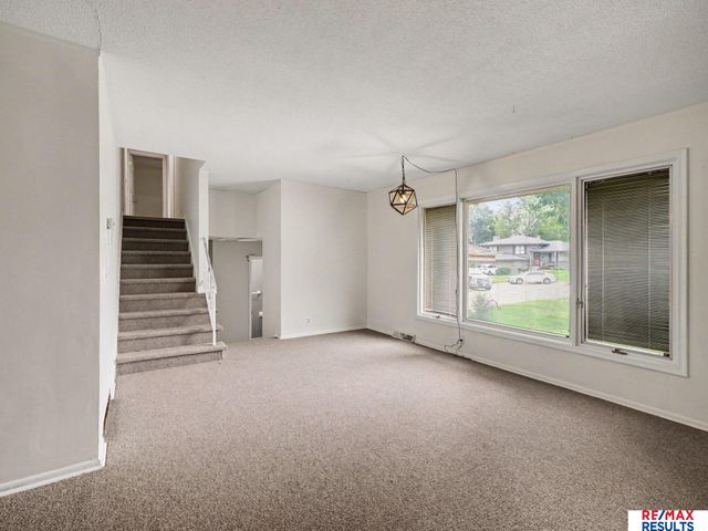 11426 Grand Circle, Omaha, NE 68164