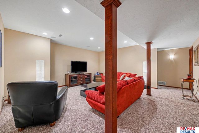 16605 Timberlane Drive, Omaha, NE 68136