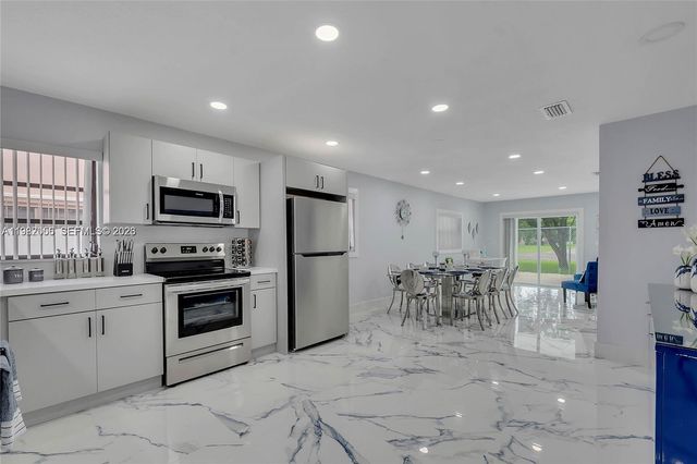 895 W 39th Pl, Hialeah, FL 33012