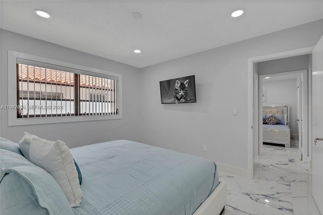 895 W 39th Pl, Hialeah, FL 33012