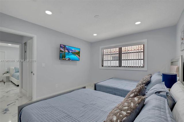 895 W 39th Pl, Hialeah, FL 33012