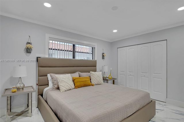 895 W 39th Pl, Hialeah, FL 33012