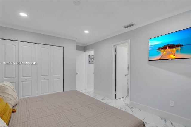 895 W 39th Pl, Hialeah, FL 33012