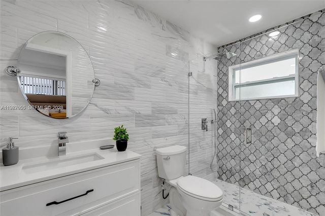 895 W 39th Pl, Hialeah, FL 33012