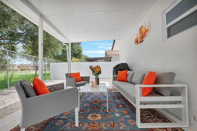 895 W 39th Pl, Hialeah, FL 33012