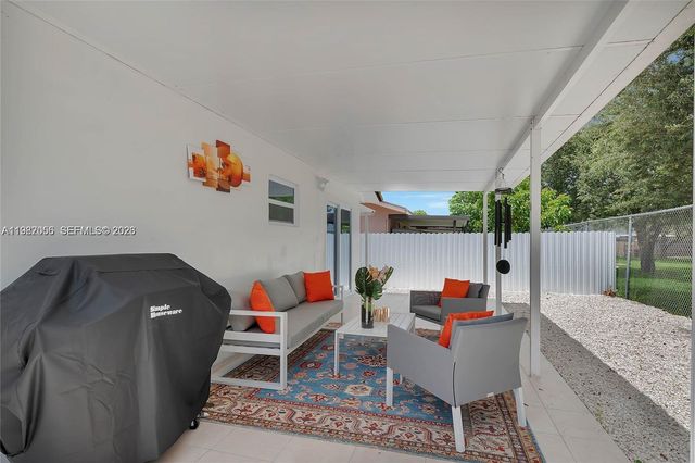 895 W 39th Pl, Hialeah, FL 33012