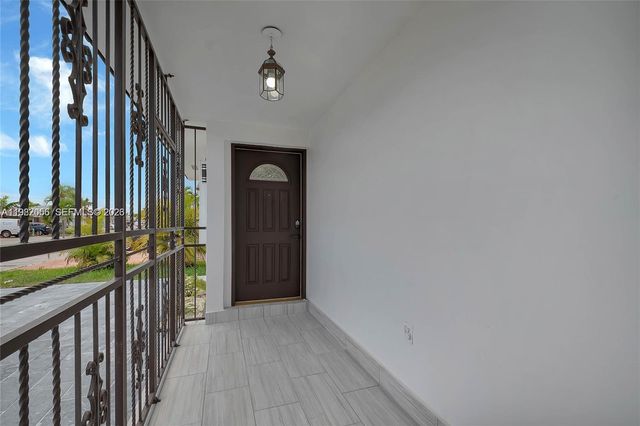 895 W 39th Pl, Hialeah, FL 33012