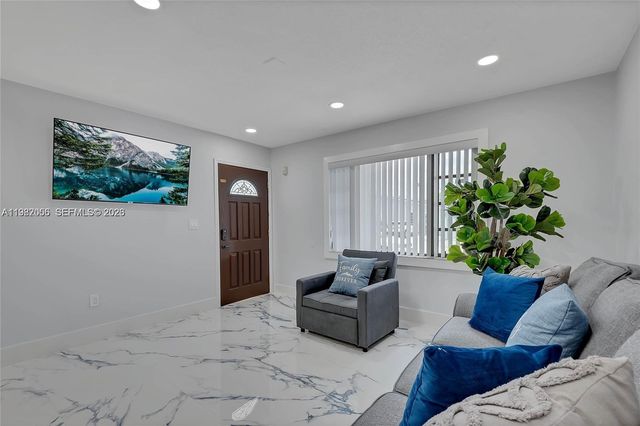 895 W 39th Pl, Hialeah, FL 33012