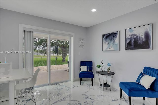 895 W 39th Pl, Hialeah, FL 33012