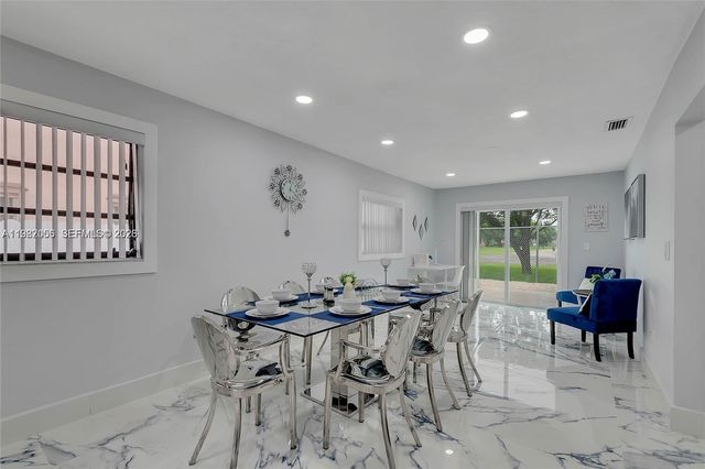 895 W 39th Pl, Hialeah, FL 33012