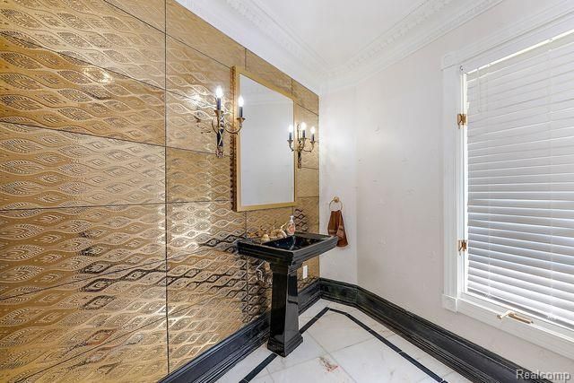 362 KESWICK Road, Bloomfield Hills, MI 48304