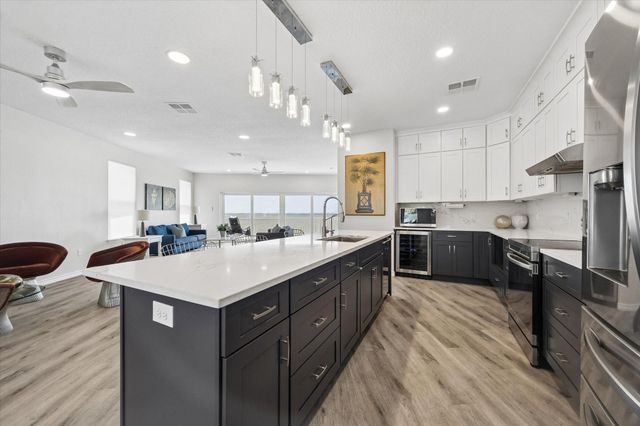 106 Quayside Drive, Tiki Island, TX 77554